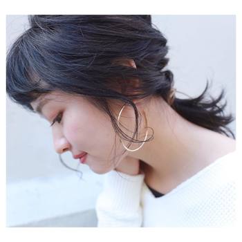 トレンド感満載の「赤」は、まぶたに薄く入れて。伏し目になったときに色っぽさがアップします。