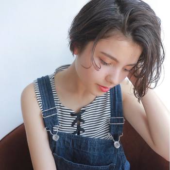 爽やかな夏は、華やかな『カラーメイク』が映える季節。小物や洋服とリンクさせることで、一見難しそうな派手カラーもバランスよく取り入れることが可能です。いつもと違うカラーメイクで、新たな魅力を発見かもしれません。
