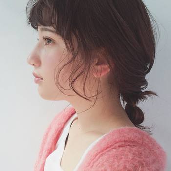 ブラシでひとはけ、指の幅程度の広さを心がけて塗布しましょう。広範囲に入れすぎるとギラギラ感が強まるので要注意!