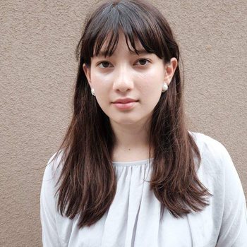 パールの細かいハイライトを選ぶと上品な印象に。クリームやバームタイプのハイライトなら、肌に密着してより自然に仕上がります。