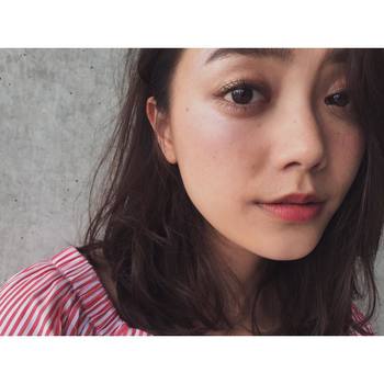 目頭のくぼみに影を作るだけで、一気に外国人風の目元が完成します。