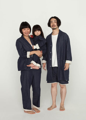 男女のパジャマが取り揃えられています。
家族で揃えても素敵なデザインが人気の秘密。