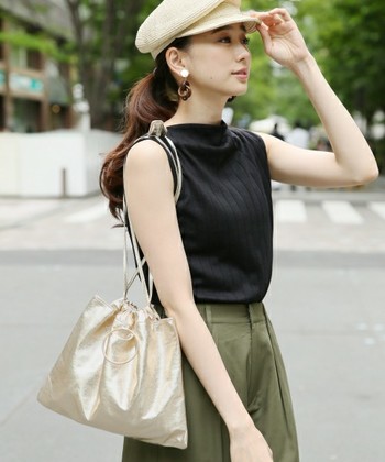 キラキラ ピカピカ 実は合わせやすい おしゃれに輝く メタリック小物 コーデ術 キナリノ