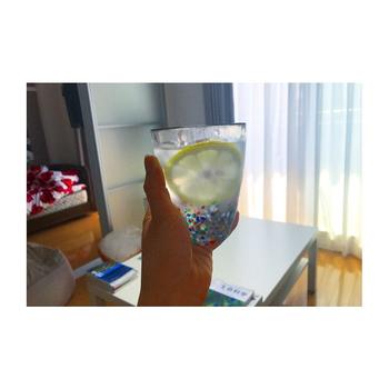 津軽びいどろのグラスに、レモン水を入れて。
夏の朝に飲んだら、爽やかな気分になりそう。
今日も一日、頑張れそうですね♪