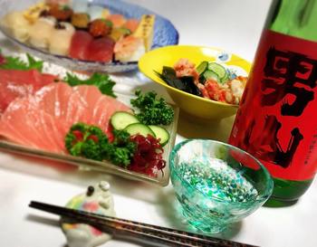 美味しい御寿司にお刺身、そして津軽びいどろで頂くお酒。
お祝い事や記念日の食卓をキラキラと彩ります。