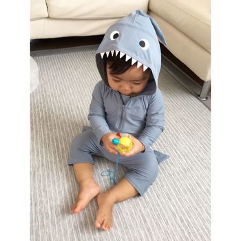 フード部分がサメの顔をした、ロンパースタイプのラッシュガード。背びれもちゃんとついているなど、ユニークなデザインの中にもこだわりが◎
