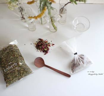 天然顔料は虫がつきやすいのですが、防虫剤によっては退色してしまうことがあるようです。専用の防虫剤やポプリを使うと良いですよ。