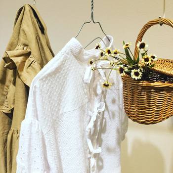 まだ暑い日が続く今の季節。手持ちのお洋服には飽きてしまったから何か買いたいけどもうすぐ夏も終わっちゃうし、何を買えばいいのか分からない…とお悩みの方も多いのではないでしょうか。