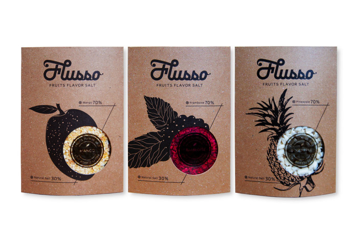 今、トレンド感度の高い方を中心に話題の新しい調味料、フルーツソルト「Flusso®︎(フルッソ)」をご存知ですか?凍結粉砕した無添加フルーツと、西オーストラリアのデボラ湖で1年に1度だけ採れる貴重な湖塩を合わせた、穏やかな甘みと爽やかさ、そしてうまみも強いお塩です。