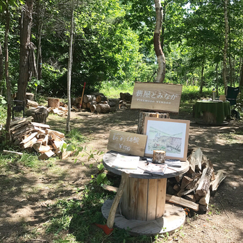 北海道・下川町で薪屋として独立したばかりの富永さん。冬はマイナス30度にもなる下川のような寒冷地では薪ストーブのある暮らしを実践している人も多く見られます。でも、年を重ねたことで自分で薪を割れなくなってしまった方も。そんな高齢者の方たちの力になりたいと、オーダーによっては薪をきれいに積み上げたり、電球が変えられないなど何か困っていることがある時は手を貸したり、薪を届けるだけでなくできる範囲で様々なサポートもされているそうです。