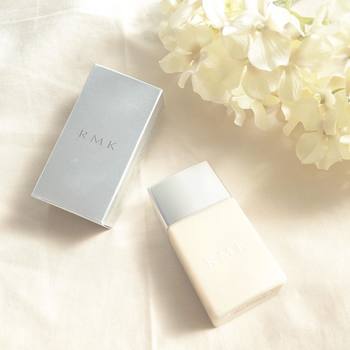 メイクアップアーティストRUMIKOが手掛けるコスメブランド『RMK』。シンプルで洗練された上品さを感じるパッケージ。みずみずしく軽やかな使い心地で、ナチュラルで透明感のある仕上がりです。