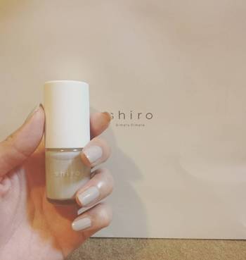 『shiro(シロ)』のネイルは、他にはない優しいニュアンスカラーが揃っています。そのまま単色で使用しても、淡い色を重ねて楽しむことも出来るんです。