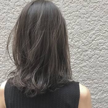さらさらの髪の裾にだけふんわりとしたナチュラルな動きをプラス。肩にかかる髪がまとまって見えます。