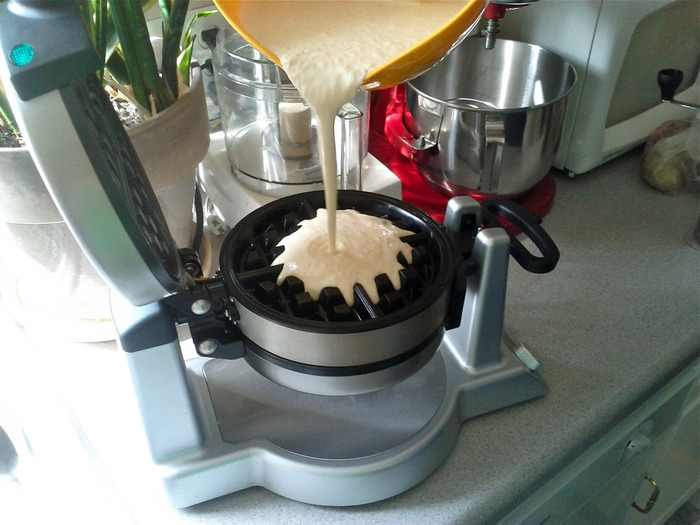 ワッフルメーカーを買った当初は毎日作っていたのに、いつの間にか台所のすみに追いやられていた...なんてことありませんか。ワッフル作りが何となく面倒になってしまった人も、ワッフルのあたらしい楽しみ方を見つければ、また作りたくなってくるはずです!さぁ久しぶりに引っ張り出してみましょう♪