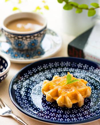 「ポーリッシュポタリー」とは、東欧ポーランドで生まれた可愛らしい食器のこと。ポーランドのボレスワヴィエツとその周辺の地域では良質な土に恵まれ、昔から陶器の製造が盛んでした。