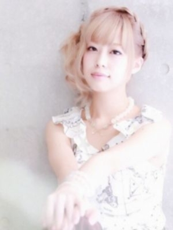 ゆるめに編み込んで崩した髪が女性らしいアレンジ。ハイトーンの髪色も素敵ですね。