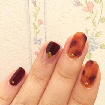 ゴールドのネイルパーツを合わせると、高級感が出ますね。ほんの小さなパーツでも、しっかりアクセントになってくれます。