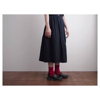 「KARMAN LINE」の定番として人気の高い、綿コーマで編みあげた靴下。爪先と踵部分に使用したギザ綿は、光沢感と優しい肌触りを持つ点が大きな特徴です。