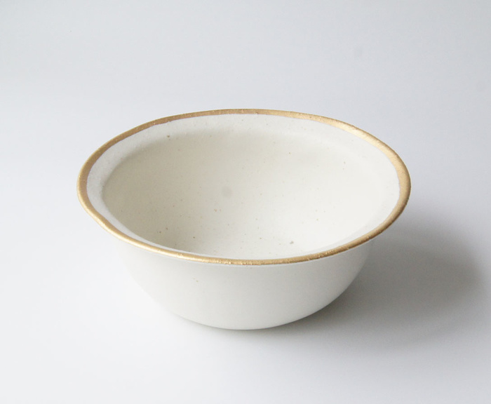 思わず触れてみたくなる。ミニマルなデザインが美しい「小玉陶器」の
