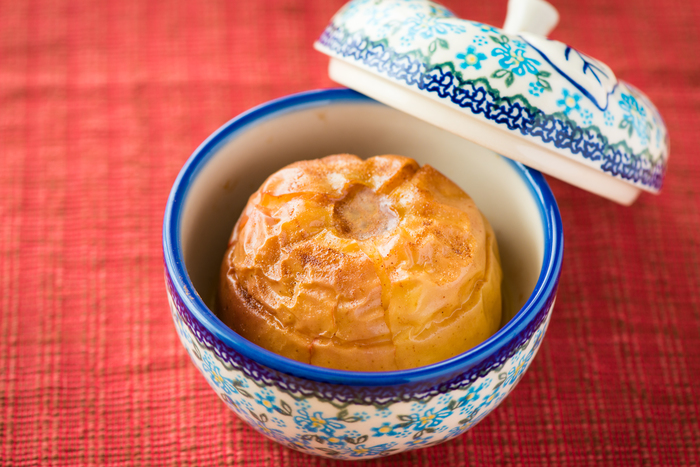 焼きりんごが作れる"りんごポット"。りんごの芯をくり抜いて、バター、お砂糖、シナモンを詰めます。そのままポットの中に入れ、オーブンで焼くだけ♪蓋に穴が開いているので、蒸しながらふんわり焼くことができます。