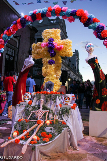 カラフルな食べ物、飾りで彩られた「オフレンダ(祭壇)」。まるでお誕生日会のような賑やかさです。