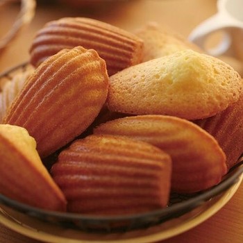 マドレーヌやケーキを、こびりつかぬよう上手にはずすには、生地を入れる前にあらかじめ型に"バター"を薄く塗り広げてみて。ポンときれいに取り出しやすくなりますよ。