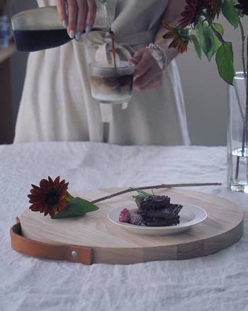 材料をカットするときにはもちろん、木目やデザインが美しいものであれば、ケーキやクッキーを盛り付けてテーブルにそのままオンして使えます。