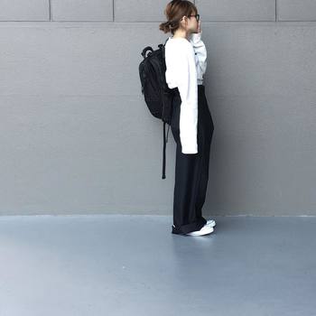 年代を問わず人気のコーディネートであるモノトーン。肩の力を抜いてナチュラルにシンプルに着こなすのが大人流。