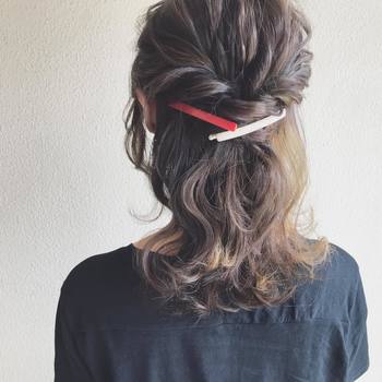 ミディアムさんなら大きめのヘアアクセサリーを留めるのもお似合いですね♪結び目をキープしてくれるのはもちろん、アクセントになってアクセサリー次第でいろいろな雰囲気を楽しめます。