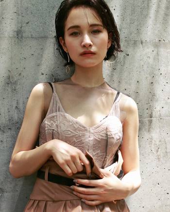ウェットなヘアスタイルにも秋色メイクがよく似合います。目元はゴールドやラメ入りのブラウンを使って、ヘアスタイルに合わせたツヤ感を出すのもいいですね。リップやチークはボルドーで落ち着いた雰囲気に仕上げれば秋の街並みによく映えるメイクの完成です。