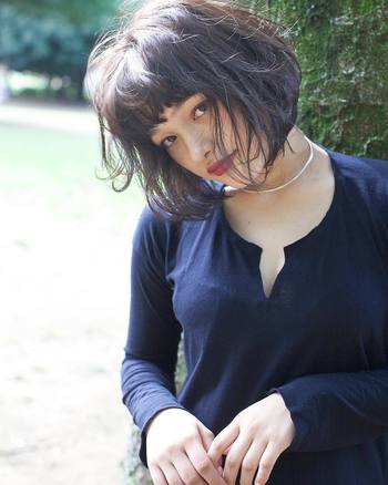 肌も目元もナチュラルに作り、唇だけ深いボルドーリップに。ドキッとするほどセクシーな表情を作り出すメイクの完成です。