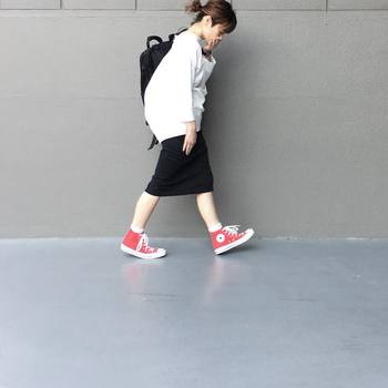白の分量が多めだと、爽やかな雰囲気になります。シンプルなモノトーンコーデに赤のスニーカーを併せてカジュアルな着こなしに。