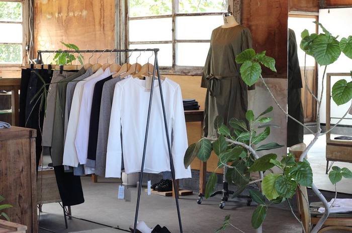 店内にはFRECKLEのお洋服をはじめ、SHOE&SEWN(シュー&ソーン)・SOLS(ソルズ)などのセレクトアイテムが並びます。