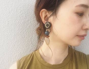 パール感のないマットな質感のブラウンシャドウは、肌馴染みが良く、誰もが使いやすい定番カラー。目の際辺りを濃い目に、まぶたはうっすらとのせてグラデを作れば目が大きく見える効果も◎