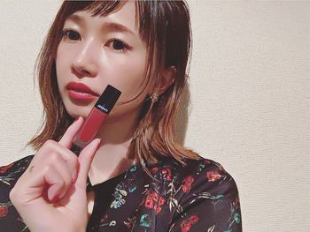 CHANELのルージュ アリュール インクはマットなパッケージが可愛く、持っていてもテンションが上がるアイテム。発色もつけ心地もよく、落ちにくいのでデートにも◎154は秋冬にピッタリな深いレッドプラム色。マットな質感でも華やかな印象に仕上がります。