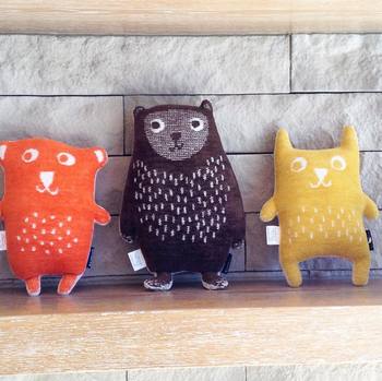 ■KLIPPAN(クリッパン)
Cuddly Bears
スウェーデン南部の小さな町で生まれ、世界中に愛される「KLIPPAN」の人気もの『カドリーベアズ』。オーガニックコットン100%の彼らをギュッと抱きしめて温まりたいですね♪