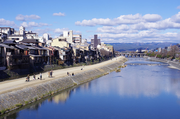 ちょっぴり秋の気配が感じられる、残暑が残る京都。
風情溢れる京都には、和のニュアンスが感じられるアイテムがよく合います。