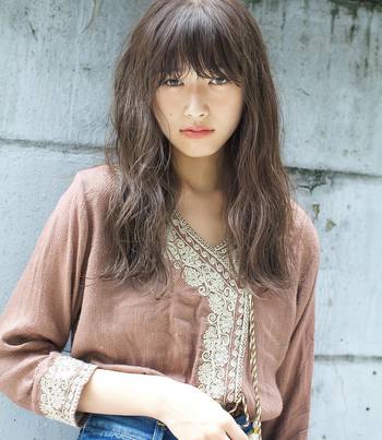 ヘアスタイルは、外国人風のこなれ感が素敵なふわふわナチュラルなウェーブヘアで雰囲気アップ♪