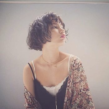 細かいウェーブのショートやボブも◎
束感が出るようにスタイリングをするのがポイントです。