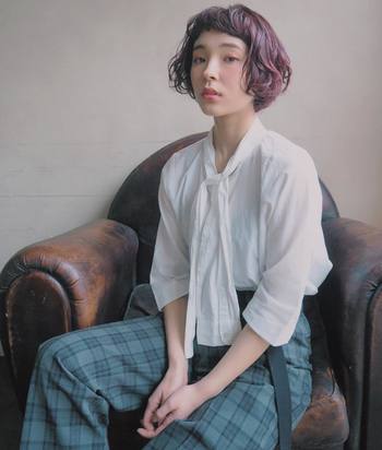 秋らしくレッド系のヘアカラー×オン眉のちょっぴり個性派スタイルで楽しむのも◎
コーディネートがシンプルな分、ヘアメイクで少し遊び心を表現して。