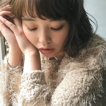 アイボリーなど淡色系のニットやファーアイテムの場合は、アイシャドウやチークをふんわりのせましょう。