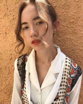 ウェーブヘアを活かしたルーズなまとめ髪もおすすめです。
顔周りの後れ毛を少し残すと、こなれた雰囲気に。