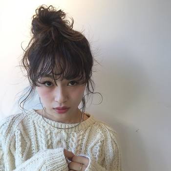 ヘミディアム~ロングヘアは、ルーズなお団子ヘアはどうでしょう?
ゆるっとしたニットと後れ毛のバランスが絶妙です。