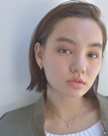 ヘアスタイルは、前髪が長い場合は、写真のようにかきあげスタイルにするとよりハンサムな印象に。