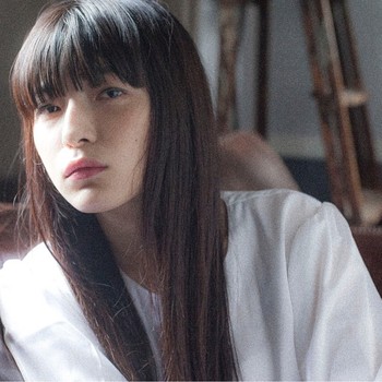 ロングの場合は、飾らないシンプルなストレートヘアが◎
ちょっぴりミステリアスでクールな雰囲気を出して。