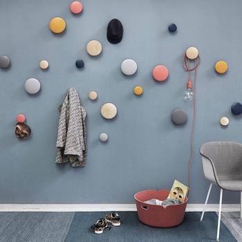 こちらは北欧デザインブランド・MUUTOの壁面フック"THE DOTS"。
フックといっても、引っ掛け部分がコロコロの丸なので、子供部屋に置いても怪我の心配もなさそうです。
カラー・サイズも豊富にあるため、色やサイズを変えてたくさん壁に取り付けるとなんともPOPな空間に仕上がりますよ。