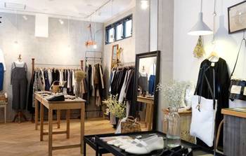 国内外のさまざまなブランドとオリジナル商品で構成された店内。
ベーシックなアイテムから旬のデザインものまでがスタンバイされています。
お店の方とおしゃべりしながら、自分らしい着こなしを見つけられるでしょう。