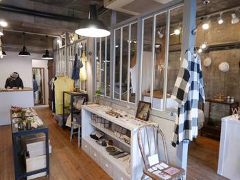 2015年にオープンした同店は、ブローチの専門店でtit.として初のこころみとなる複合ビルの1階にあります。
その名の通り、ハンドメイドの作品やアンティークのブローチをたくさん取り扱っています。
洋服や小物もセレクトして、トータルでブローチを付けて完成するようなファッションを楽しめる提案がされています。