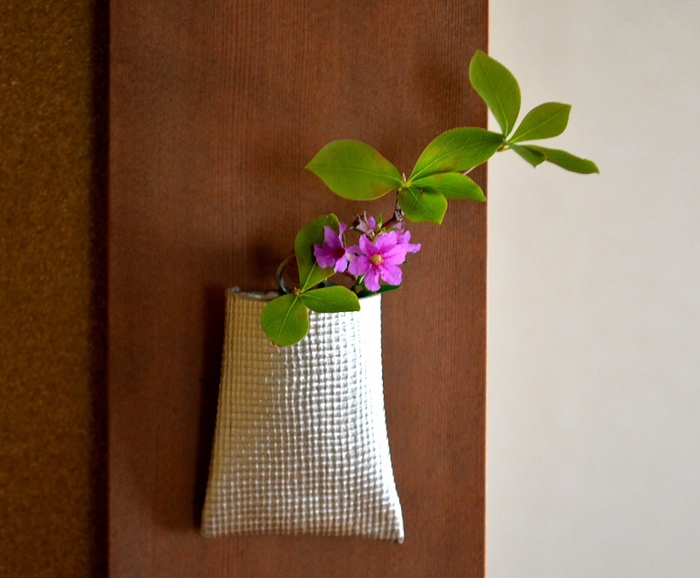 高岡銅器 on the wall mini 壁掛けフラワーベース 墨彩（黒） 楽天市場