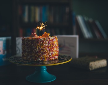 誕生日会の場合は、誕生日ケーキの予約もお忘れなく。あわせて、ロウソクの用意もしておきましょう。